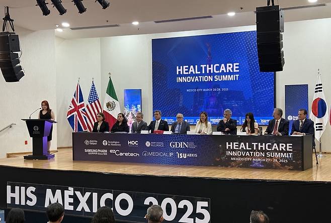 제5차 글로벌헬스케어 혁신컨퍼런스 왼쪽 세 번째부터 허태완 주멕시코한국대사,  헬스온클라우드 전상훈 대표, 데이비드 칼세  노비치 멕시코 연방보건장관, 몬테레이대학  캄포스 부총장, 디아즈 데레온 멕시고 연방 과학기술혁신부차관, 사발사 멕시코시티 경제개발장관, 토레스 멕시코연방 경제부 기획국장, 루이스 헤레라 몬테레이의대 총괄학장