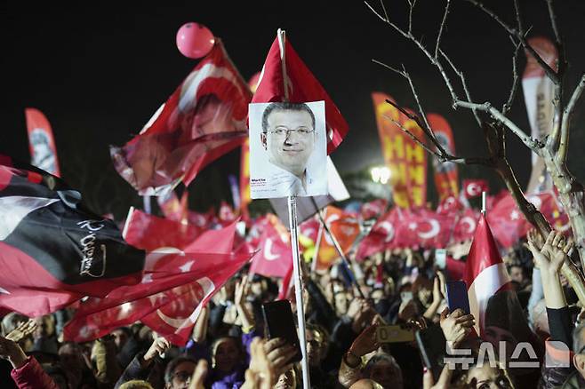 [이스탄불=AP/뉴시스] 지난 25일(현지 시간) 튀르키예 이스탄불에서 에크렘 이마모울루 이스탄불 시장의 체포와 구금에 항의하는 시위대가 이마모울루 시장 사진을 들고 구호를 외치고 있다. 2025.03.31.