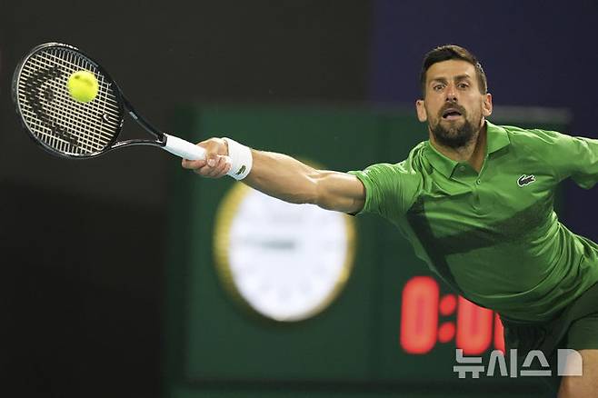[마이애미가든=AP/뉴시스] 노바크 조코비치(5위·세르비아)가 30일(현지 시간) 미 플로리다주 마이애미가든에서 열린 남자프로테니스(ATP) 마이애미 오픈 단식 결승전에서 야쿱 멘식(54위·체코)과 경기를 하고 있다. 조코비치가 19세 멘식에게 0-2(6-7 6-7)로 완패하고 투어 레벨 통산 100승 기록 달성에 실패했다. 2025.03.31.
