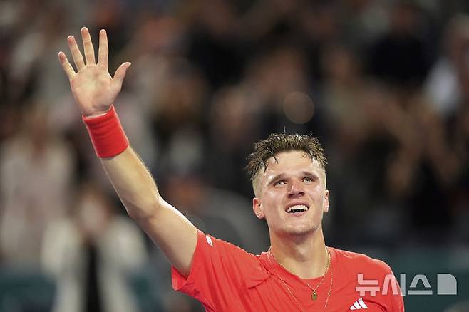 [마이애미=AP/뉴시스] 야쿱 멘식(54위·체코)이 30일(현지 시간) 미 플로리다주 마이애미가든에서 열린 남자프로테니스(ATP) 마이애미 오픈 단식 결승에서 노바크 조코비치(5위·세르비아)를 꺾고 기뻐하고 있다. 올해 19세인 멘식은 투어 레벨 통산 100승을 노리던 조코비치를 2-0(7-6 7-6)으로 꺾고 정상에 올랐다. 2025.03.31.