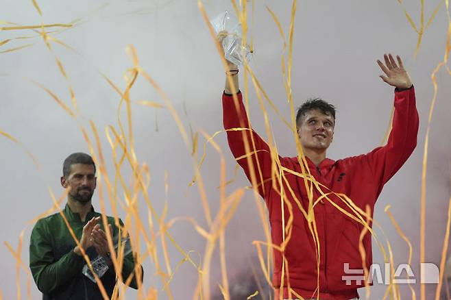 [마이애미=AP/뉴시스] 야쿱 멘식(54위·체코)이 30일(현지 시간) 미 플로리다주 마이애미가든에서 열린 남자프로테니스(ATP) 마이애미 오픈 단식 정상에 올라 트로피를 들고 포즈를 취하고 있다. 올해 19세인 멘식은 결승전에서 투어 레벨 통산 100승을 노리던 노바크 조코비치(5위·세르비아)를 2-0(7-6 7-6)으로 꺾고 정상에 올랐다. 2025.03.31.