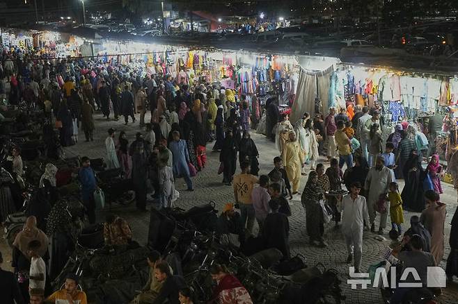 [카라치=AP/뉴시스] 23일(현지 시간) 파키스탄 카라치에서 무슬림들이 라마단 성월의 종료를 축하하는 이드 알피트르 축제를 준비하기 위해 시장을 찾고 있다. 이드 알피트르는 라마단이 끝난 것을 축하하는 '단식 종료' 축제로 3일간 이어진다. 2025.03.24.