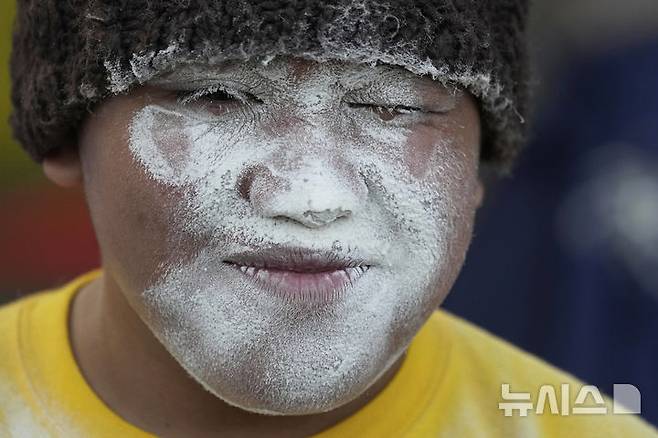 [케손시티=AP/뉴시스] 31일(현지 시간) 필리핀 케손시티의 한 공원에서 라마단을 마친 무슬림 어린이가 게임을 하면서 이드 알피트르 축제를 즐기고 있다. 2025.03.31.