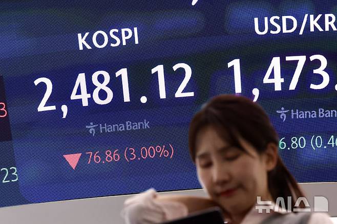 [서울=뉴시스] 김명년 기자 = 공매도 재개 첫날인 31일 오후 서울 중구 하나은행 딜링룸에서 딜러들이 업무를 보고 있다. 코스피는 전 거래일(2557.98)보다 76.86포인트(3.00%) 내린 2481.12에 장을 마쳤다. 코스닥 지수는 전 거래일(693.76)보다 20.91포인트(3.01%) 떨어진 672.85에 거래를 종료했다. 서울 외환시장에서 원·달러 환율은 전 거래일(1466.5원)보다 6.4원 오른 1472.9원에 주간 거래를 마감했다. 2025.03.31. kmn@newsis.com