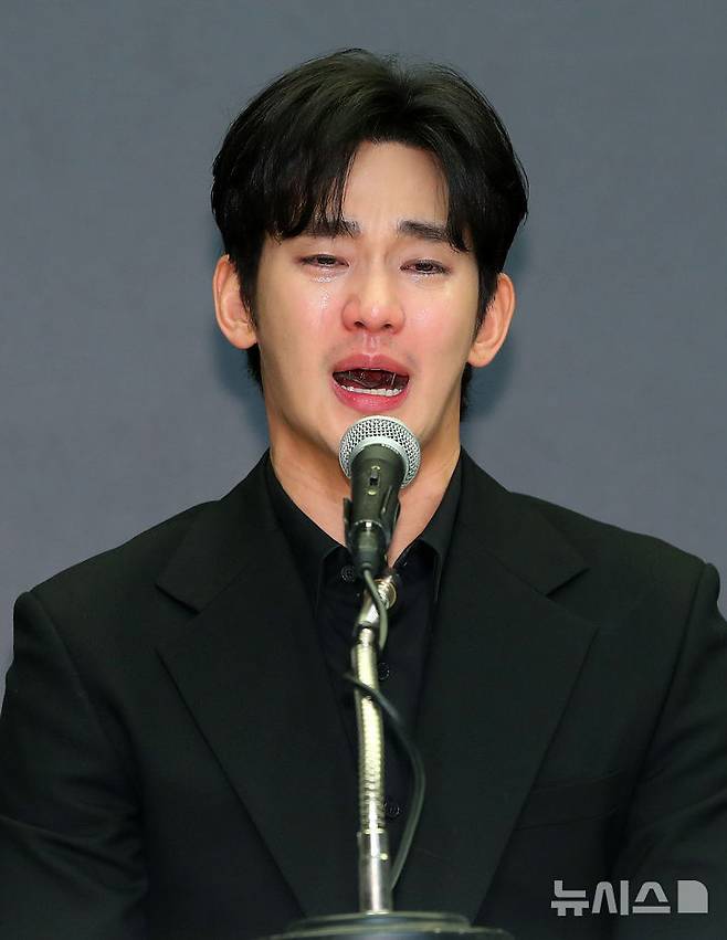 [서울=뉴시스] 김혜진 기자 = 배우 김수현이 31일 오후 서울 마포구 스탠포드호텔에서 기자회견을 열고 자신을 둘러싼 의혹에 대해 입장을 밝히고 있다. 2025.03.31. jini@newsis.com