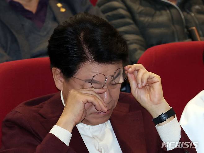 [부산=뉴시스] 하경민 기자 = 내년 총선 불출마를 선언한 국민의힘 장제원 의원이 15일 부산 사상구청 강당에서 마지막 의정보고회를 갖기에 앞서 지지자의 편지 낭독을 듣고 눈물을 닦고 있다. 2023.12.15. yulnetphoto@newsis.com