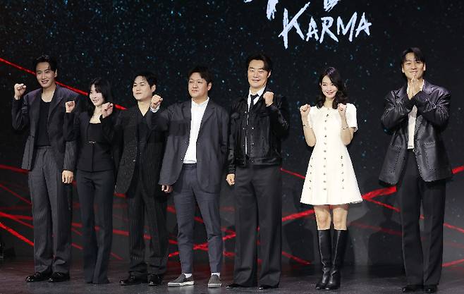 31일 서울 종로구 JW 메리어트동대문호텔에서 열린 넷플릭스 시리즈 '악연' 제작발표회에서 배우 이광수(왼쪽부터), 공승연, 김성균, 이일형 감독, 배우 이희준, 신민아, 박해수가 포즈를 취하고 있다. 연합뉴스