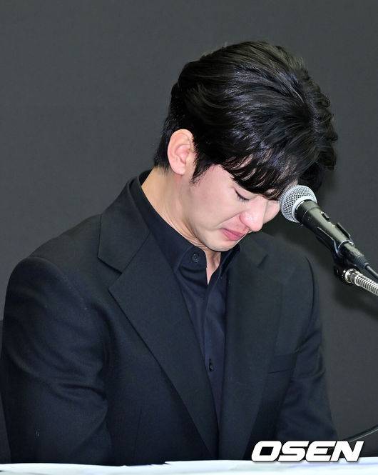 [OSEN=민경훈 기자] 31일 오후 서울 마포구 상암동 스탠포드호텔에서 김수현 기자회견이 열렸다.배우 김수현은 故김새론 사망 이후 그를 휘감은 미성년자 열애 의혹 등에 대한 기자회견에 참석한다. 고인 사망 후 44일 만이며, 김수현은 법무법인 엘케이비앤파트너스 김종복 변호사와 함께 참석한다. 다만 기자회견에서 질의응답은 이뤄지지 않는다.배우 김수현이 기자회견을 하며 눈물을 흘리고 있다. 2025.03.31 / rumi@osen.co.kr