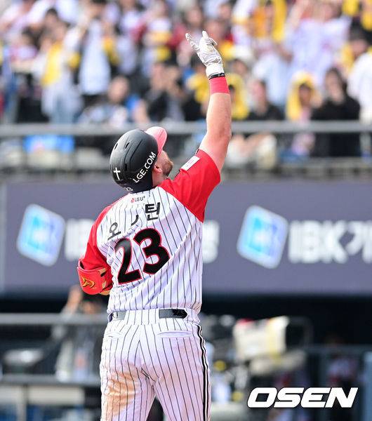 [OSEN=잠실, 지형준 기자] 23일 오후 서울 잠실야구장에서 2025 신한 SOL Bank KBO리그 LG 트윈스와 롯데 자이언츠의 경기가 열렸다.이날 LG는 손주영, 롯데는 박세웅을 선발로 내세웠다.5회말 2사에서 LG 오스틴이 좌월 솔로포를 날리며 기뻐하고 있다. 2025.03.23 / jpnews@osen.co.kr