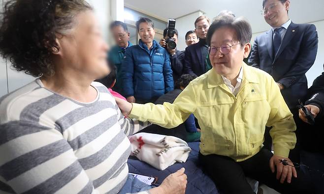 더불어민주당 이재명 대표가 28일 오후 경남 산청군 시천면 산청 화재 이재민 대피소인 한국선비문화연구원을 찾아 이재민을 위로하고 있다. 산청=연합뉴스