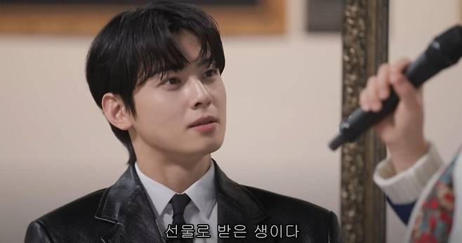 차은우의 '웃으면 안 되는 생일파티'. 유튜브 '유병재' 캡처