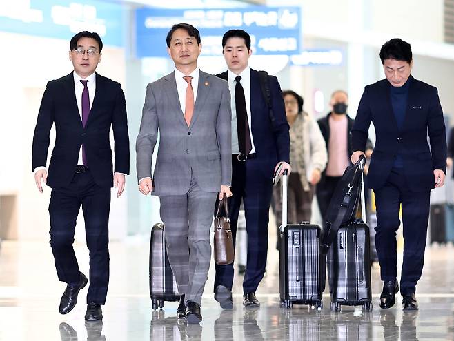 안덕근 산업통상자원부 장관이 3월20일 인천국제공항 2터미널 출국장을 통해 이동하고 있다. 안 장관은 3월20∼21일(현지 시각) 미국 워싱턴 DC를 방문해 미국 상무부와 에너지부 장관 등 주요 인사를 면담할 예정이다. ⓒ연합뉴스
