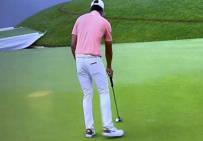 토니 피나우가 30일(한국시간) 열린 PGA투어 텍사스 칠드런스 휴스턴오픈 3라운드에서 약 5㎝ 거리의 퍼트를 실수하고 있다. 엑스(X) 캡처