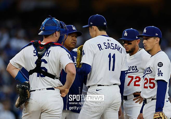 ▲ 30일(한국시간) 미국 로스앤젤레스 다저스타디움에서 열린 2025 메이저리그 디트로이트 타이거즈와 경기에 선발 등판한 사사키 로키. 2이닝을 버티지 못하고 강판됐다. 2경기 연속 5회 이전 강판이다.