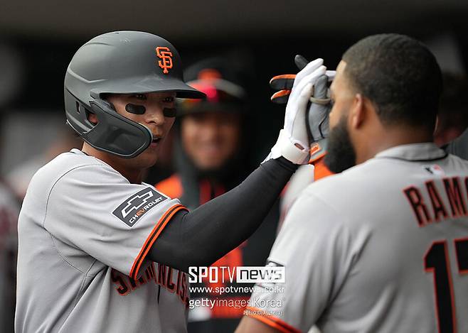 ▲ 샌프란시스코 자이언츠 한국인 메이저리거 이정후가 신시내티 레즈와의 방문 경기에서 덕아웃에 들어와 헬리엇 라모스와 하이파이브를 나누며 미소를 짓고 있다. 이정후는 신시내티와의 개막 시리즈에서 10타수 3안타를 기록했다.