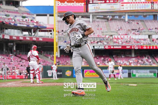 ▲ 샌프란시스코 자이언츠 한국인 메이저리거 이정후가 한국시간으로 31일 미국 오하이오주 신시내티에 위치한 그레이트 아메리칸 볼파크에서 열린 2025 메이저리그 신시내티 레즈와의 방문 경기에서 헬리엇 라모스의 적시타에 힘입어 득점에 성공한 장면이다.