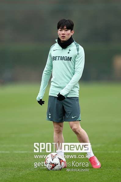 영국 매체 ‘TBR풋볼’은 “토트넘 팬들이 양민혁의 첫 골에 흥분했다”는 제목으로 보도하며 팬들의 반응을 전했다. 한 팬은 “정말 훌륭한 마무리였다. 유니폼 판매용 영입이라는 말은 이제 집어치워야 한다. 그는 공을 정말 깔끔하게 다룬다”라고 칭찬했다.