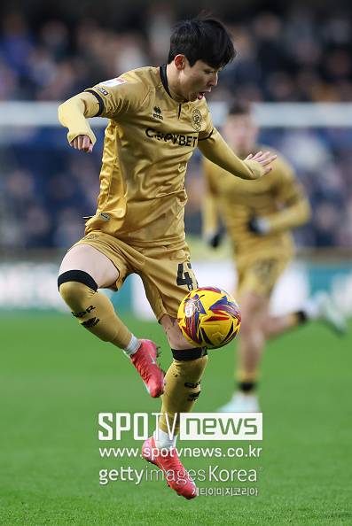 영국 매체 ‘TBR풋볼’은 “토트넘 팬들이 양민혁의 첫 골에 흥분했다”는 제목으로 보도하며 팬들의 반응을 전했다. 한 팬은 “정말 훌륭한 마무리였다. 유니폼 판매용 영입이라는 말은 이제 집어치워야 한다. 그는 공을 정말 깔끔하게 다룬다”라고 칭찬했다.