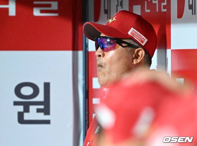 이숭용 SSG 감독이 30일 키움전을 지켜보고 있다.