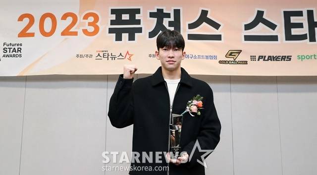 정마호가 스타뉴스 주최한 '2023 퓨처스 스타대상'에서 축구 스타대상을 수상한 뒤 포즈를 취하고 있다. /사진=김창현 기자