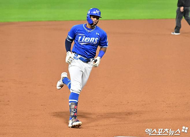 삼성 라이온즈 르윈 디아즈가 지난해 포스트시즌 경기에서 홈런을 친 뒤 베이스를 돌고 있다. 엑스포츠뉴스 DB