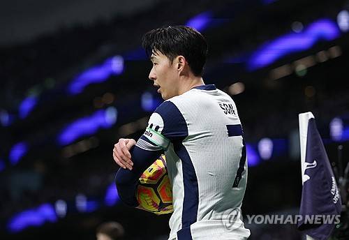 축구 콘텐츠 매체 '매드풋볼'이 지난 30일 발표한 잉글리시 프리미어리그 21세기 레전드 랭킹 24위 안에 손흥민이 포함됐다. 손흥민은 이 명단에서 23위에 올랐다. 이는 손흥민이 21세기 프리미어리그를 대표하는 유일한 토트넘 홋스퍼 현역 선수가 됐다. 토트넘의 명예를 지킨 유일한 인물이라는 점에서 의미가 크다. 8위에 해리 케인이 올라있지만 그는 현재 독일 분데스리가 바이에른 뮌헨에서 뛰고 있기 때문에 현재 토트넘 선수는 손흥민이 유일하다. 연합뉴스