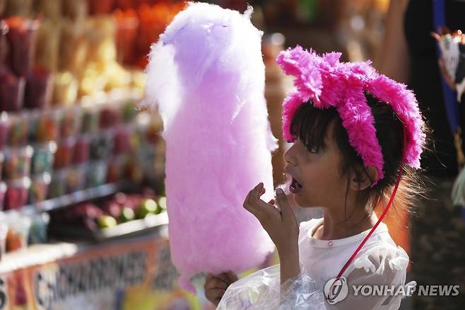 멕시코시티에서 솜사탕 먹는 어린이 [멕시코시티 AP=연합뉴스. 재판매 및 DB 금지]