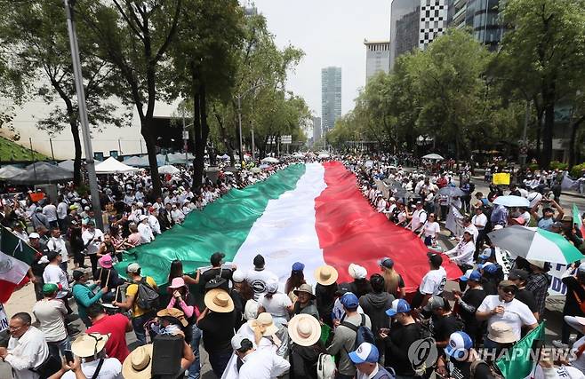 지난해 11월 멕시코 판사 직선제 개헌에 반대하는 법원 직원들의 시위 [EPA 연합뉴스 자료사진. 재판매 및 DB 금지]