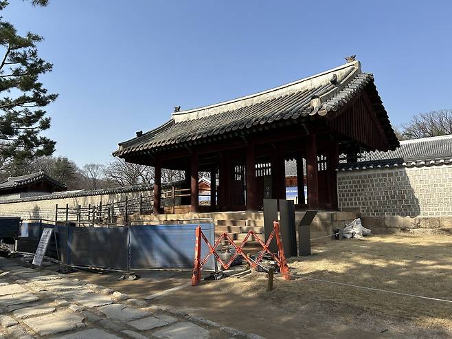 종묘 정전 보수 공사 현장 모습      (서울=연합뉴스) 김예나 기자 = 지난 14일 찾은 종묘 정전의 보수 공사 현장 모습. 국가유산청은 다음 달 20일 창덕궁 구(舊) 선원전에 임시 봉안한 조선 왕과 왕비, 대한제국 황제와 황후의 신주 49위를 정전으로 다시 옮기는 환안제를 열 예정이다. 2025.3.31
    yes@yna.co.kr