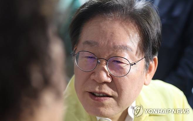 이재명 경청 (산청=연합뉴스) 김동민 기자 = 더불어민주당 이재명 대표가 28일 오후 경남 산청군 시천면 산청 화재 이재민 대피소인 한국선비문화연구원을 찾아 이재민 말을 경청하고 있다. 2025.3.28 image@yna.co.kr