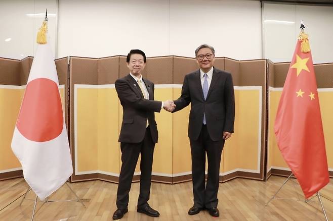 30일 서울에서 만난 무토 요지 일본 경제산업상과 왕원타오 중국 상무장관 [중국 상무부 제공. 재판매 및 DB 금지]