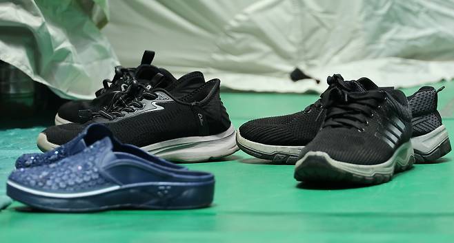 안동체육관 임시텐트 앞에 놓인 신발 [촬영 황수빈]