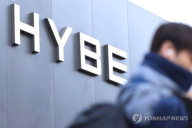 하이브 연매출 2조원 달성 (서울=연합뉴스) 강민지 기자 = 하이브가 2년 연속으로 연매출 2조원을 달성했다. 영업이익은 1천848억원으로 같은 기간 37.5% 감소했다. 사진은 2월 26일 서울 용산구 하이브 사옥 앞 모습. 2025.2.26 mjkang@yna.co.kr