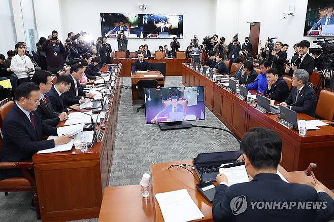 '헌법재판관 임기 연장법안' 법사위 상정 (서울=연합뉴스) 김주성 기자 = 31일 국회 법제사법위원회 전체회의에서 후임자가 임명되지 않은 헌법재판관의 임기를 자동으로 연장하는 내용 등의 헌법재판소법 개정안이 상정되고 있다. 2025.3.31 utzza@yna.co.kr