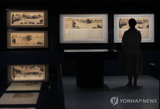역대 최대 규모의 '겸재 정선' 전시 (용인=연합뉴스) 홍기원 기자 = 31일 경기도 용인시 호암미술관에서 열린 특별전 '겸재 정선' 기자간담회에서 참석자들이 작품을 살펴보고 있다.
    국보 '금강전도'와 '인왕제색도' 등 조선을 대표하는 화가 겸재 정선(1676~1759)의 대표작을 한자리에 모은 대규모 전시 '겸재 정선'은 다음 달 2일 호암미술관에서 개막한다. 2025.3.31 xanadu@yna.co.kr
