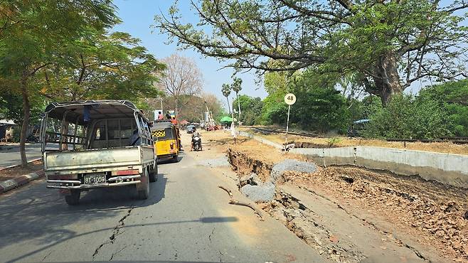 파괴된 도로 (만달레이=연합뉴스) 박의래 특파원 = 31일 미얀마 만달레이 시내 도로가 유실된 모습. 2025.3.31. laecorp@yna.co.kr