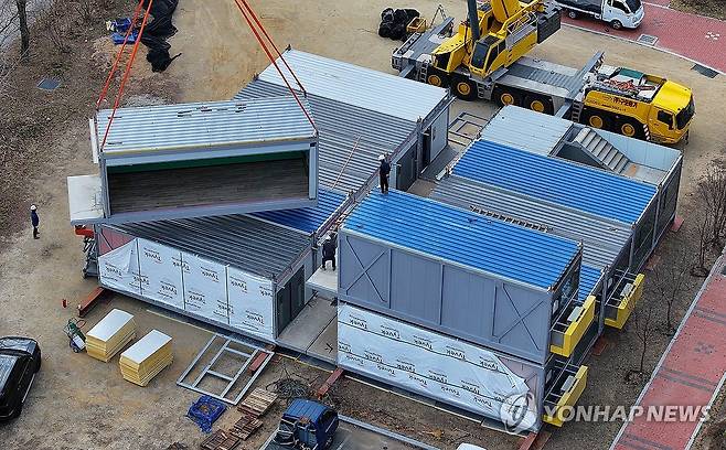 산불 이재민을 위한 '모듈러주택' 설치 (안동=연합뉴스) 윤관식 기자 = 31일 경북 안동시 일직면 권정생어린이문학관 앞에 산불 이재민 긴급주거시설로 모듈러주택이 설치되고 있다. 2025.3.31 psik@yna.co.kr