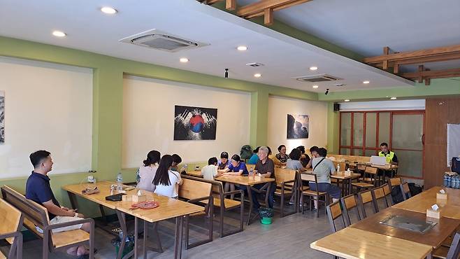 식사 기다리는 교민들 (만달레이=연합뉴스) 박의래 특파원 = 미얀마 만달레이에 있는 한식당 '한강'에서 교민들이 식사를 기다리고 있다. 2025.3.31. laecorp@yna.co.kr