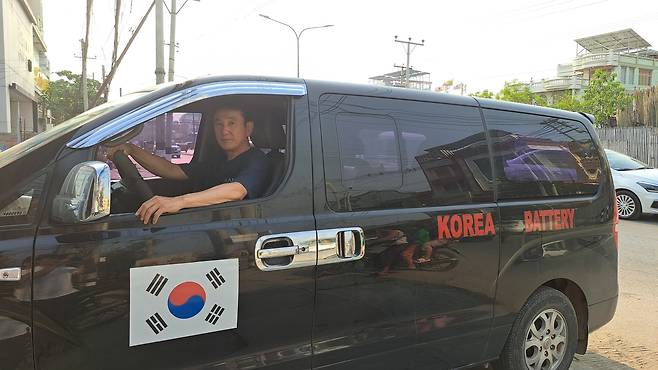 조성현 만달레이 한인회장 (만달레이=연합뉴스) 박의래 특파원 = 31일 미얀마 만달레이에서 조성현 만달레이 한인회장이 만달레이 피해 상황을 확인하기 위해 나서고 있다. 2025.3.31. laecorp@yna.co.kr