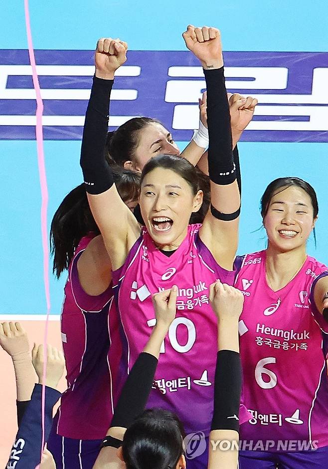 챔프 1차전 승리에 기뻐하는 김연경 (인천=연합뉴스) 임순석 기자 = 31일 인천 삼산월드체육관에서 열린 프로배구 V리그 여자부 챔피언결정전 흥국생명과 정관장의 1차전 경기. 세트스코어 3-0으로 흥국생명이 승리하자 김연경이 동료들과 기뻐하고 있다. 2025.3.31 soonseok02@yna.co.kr