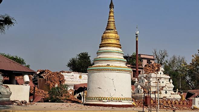 무너진 사원 (만달레이=연합뉴스) 박의래 특파원 = 31일 미얀마 만달레이에 있는 한 사원 건물이 파손돼 있다. 2025.3.31. laecorp@yna.co.kr