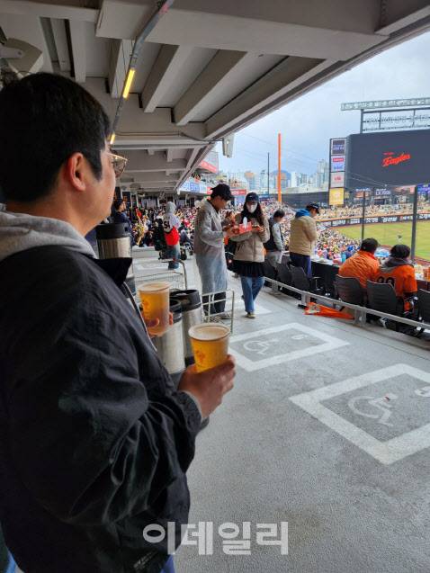 지난 29일 대전시 중구 부사동 ‘한화생명 볼파크’ 야구장에서 한 야구팬이 다회용컵에 따른 맥주를 주문해 경기를 즐기고 있다. (사진=박태진 기자)