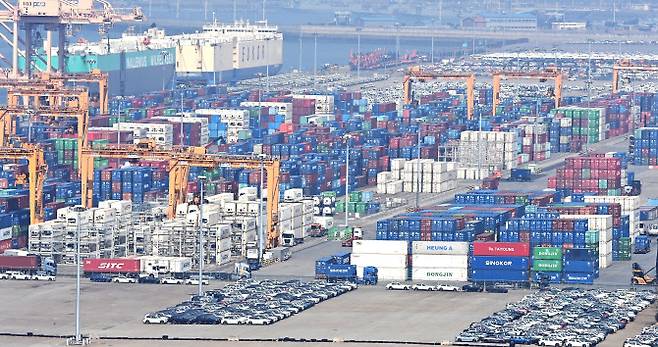 도널드 트럼프 미국 대통령의 상호관세 발표를 앞둔 1일 경기도 평택시 포승읍 평택항 수출 야적장에 컨테이너들이 쌓여 있다.(사진=뉴시스)