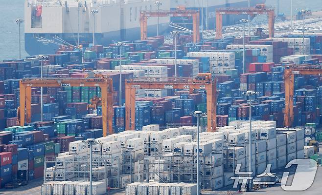 31일 오후 경기 평택시 포승읍 평택항 수출 야적장에 컨테이너들이 쌓여있다. 2025.3.31/뉴스1 ⓒ News1 김영운 기자