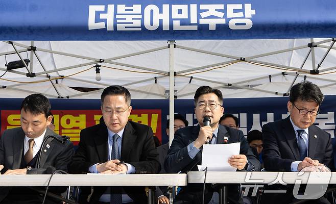 박찬대 더불어민주당 원내대표가 1일 오전 서울 종로구 광화문 앞 민주당 천막당사에서 열린 원내대책회의에서 발언을 하고 있다. 2025.4.1/뉴스1 ⓒ News1 이재명 기자