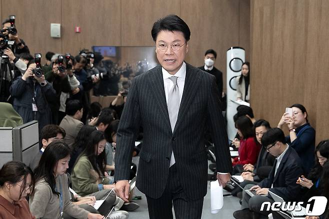 장제원 국민의힘 의원이 12일 오전 서울 여의도 국회에서 내년 제22대 국회의원 선거 불출마 선언 기자회견을 하기 위해 단상으로 향하고 있다. 2023.12.12/뉴스1 ⓒ News1 이승배 기자