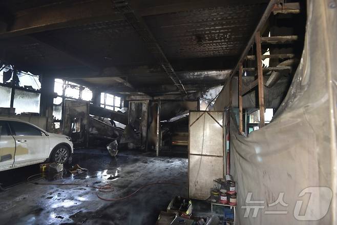 1일 오전 10시 20분께 대전 유성구 계산동의 3층짜리 카센터 건물 2층에서 불이 나 45분만에 진화됐다. 사진은 불이 난 카센터 화재 현장. (대전소방본부 제공. 재판매 및 DB금지) /뉴스1