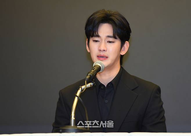 최근 불거진 사생활 논란에 대해 침묵을 지켜왔던 배우 김수현이 31일 서울 마포구 스탠포드 호텔에서 기자회견을 하고 있다. 최승섭기자 thunder@sportsseoul.com
