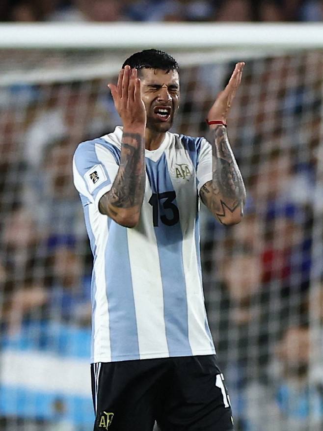 토트넘의 부주장이자 핵심 중앙 수비수 크리스티안 로메로가 팀을 떠날 가능성이 나오고 있다. 엔제 포스테코글루 토트넘 감독과 주장 손흥민에 이어 로메로까지 팀의 중심이 돼야 할 선수들의 이탈 소식이 계속되고 있다. 토트넘이 계획하고 있는 대대적인 개편이 어느 단계까지 진행될 것인지 관심이 모아진다. <저작권자 ⓒ 연합뉴스. 무단 전재 재배포 금지, AI 학습 및 활용 금지>