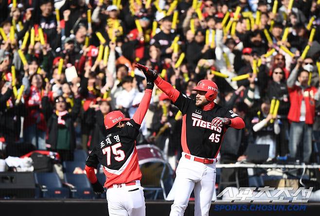 30일 대전 한화생명볼파크에서 열린 KIA-한화전. 6회초 무사 위즈덤이 솔로포를 친 후 조재영 코치의  환영을 받고 있다. 대전=정재근 기자 cjg@sportschosun.com/2025.3.30/